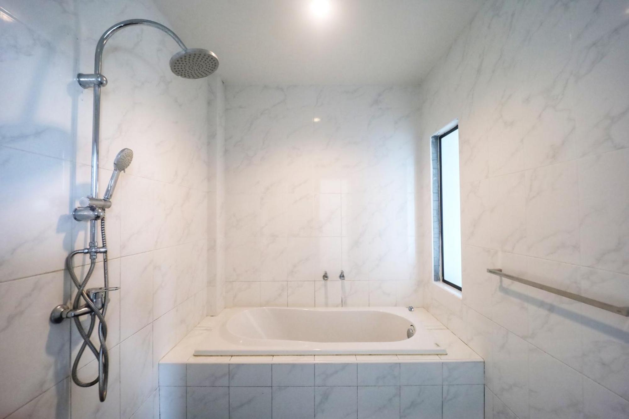 Pugdee Hotel Lang Suan Quarto foto